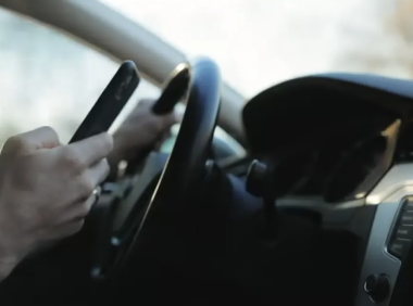 等红灯滑手机也违规?宾州新交规上线!手机禁令今天正式生效!